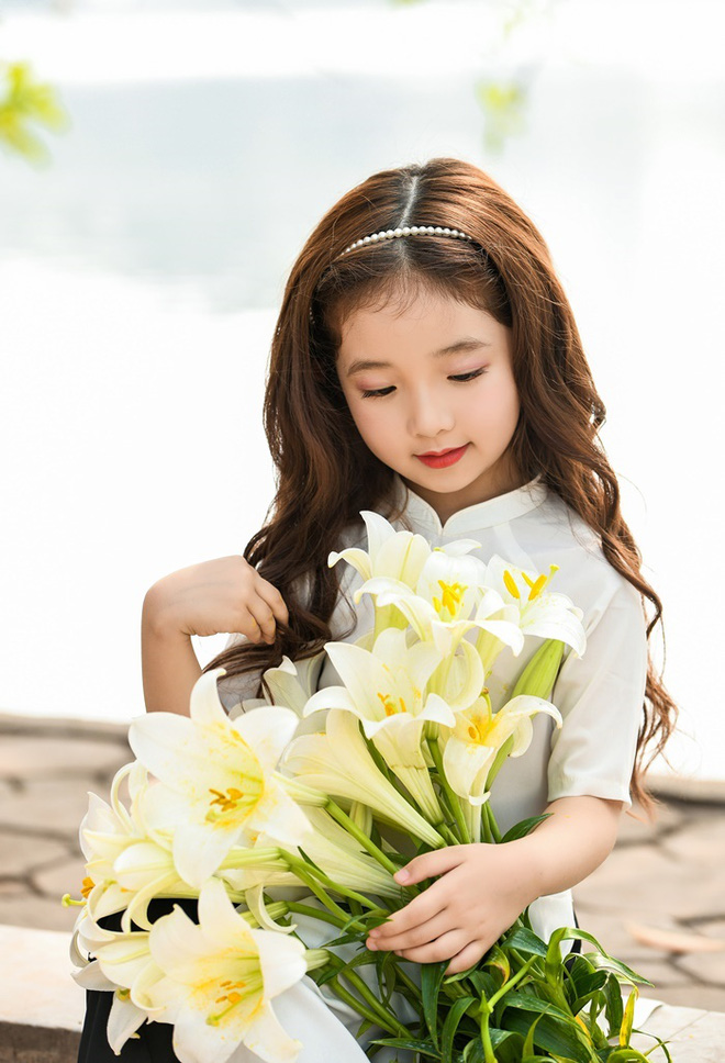 Vẻ đẹp mong manh của cô bé Hà Nội bên hoa loa kèn khiến cư dân mạng thổn thức - Ảnh 4.