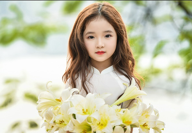 Vẻ đẹp mong manh của cô bé Hà Nội bên hoa loa kèn khiến cư dân mạng thổn thức - Ảnh 5.