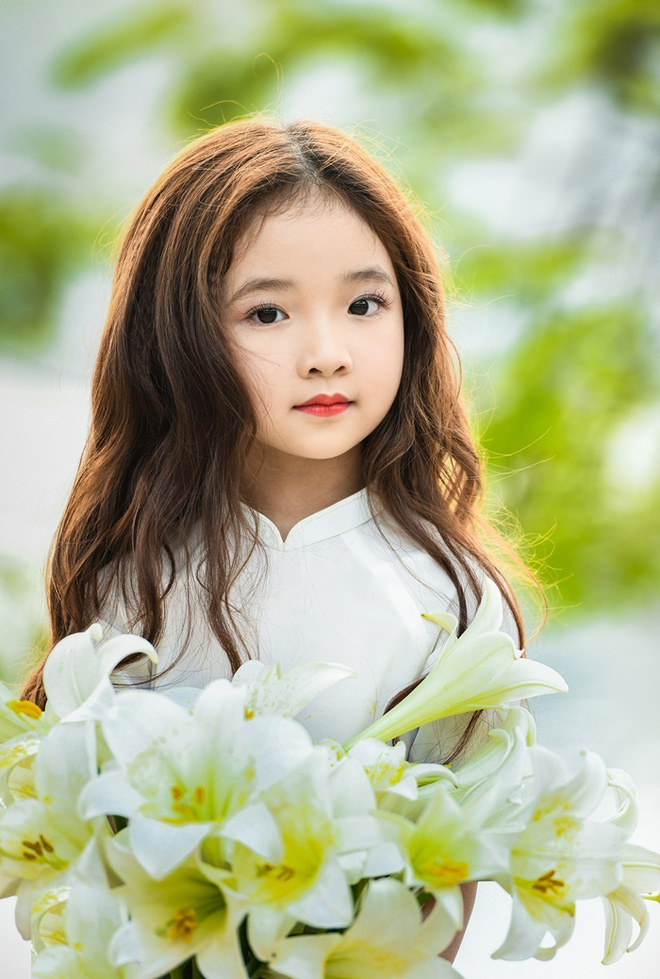 Vẻ đẹp mong manh của cô bé Hà Nội bên hoa loa kèn khiến cư dân mạng thổn thức - Ảnh 6.