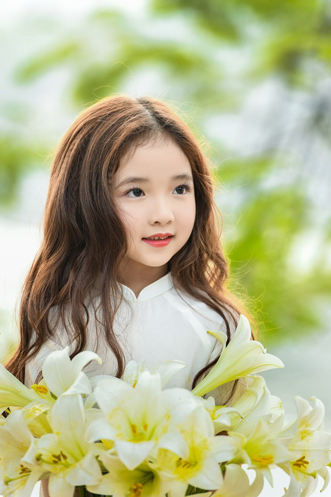 Vẻ đẹp mong manh của cô bé Hà Nội bên hoa loa kèn khiến cư dân mạng thổn thức - Ảnh 7.