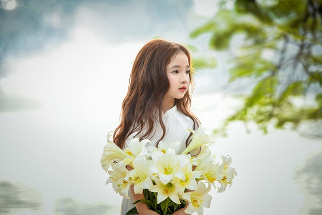 Vẻ đẹp mong manh của cô bé Hà Nội bên hoa loa kèn khiến cư dân mạng thổn thức - Ảnh 8.