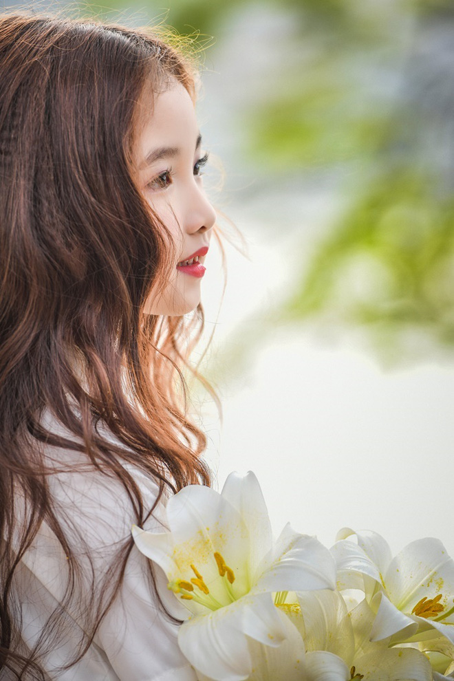 Vẻ đẹp mong manh của cô bé Hà Nội bên hoa loa kèn khiến cư dân mạng thổn thức - Ảnh 9.