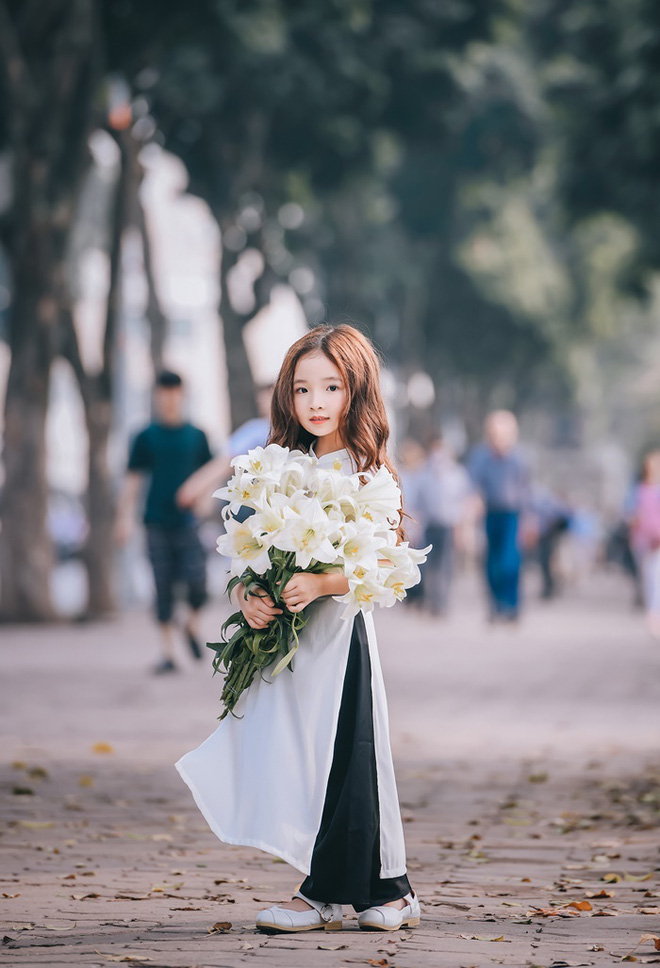 Vẻ đẹp mong manh của cô bé Hà Nội bên hoa loa kèn khiến cư dân mạng thổn thức - Ảnh 10.