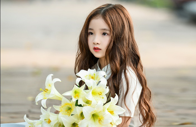 Vẻ đẹp mong manh của cô bé Hà Nội bên hoa loa kèn khiến cư dân mạng thổn thức - Ảnh 11.