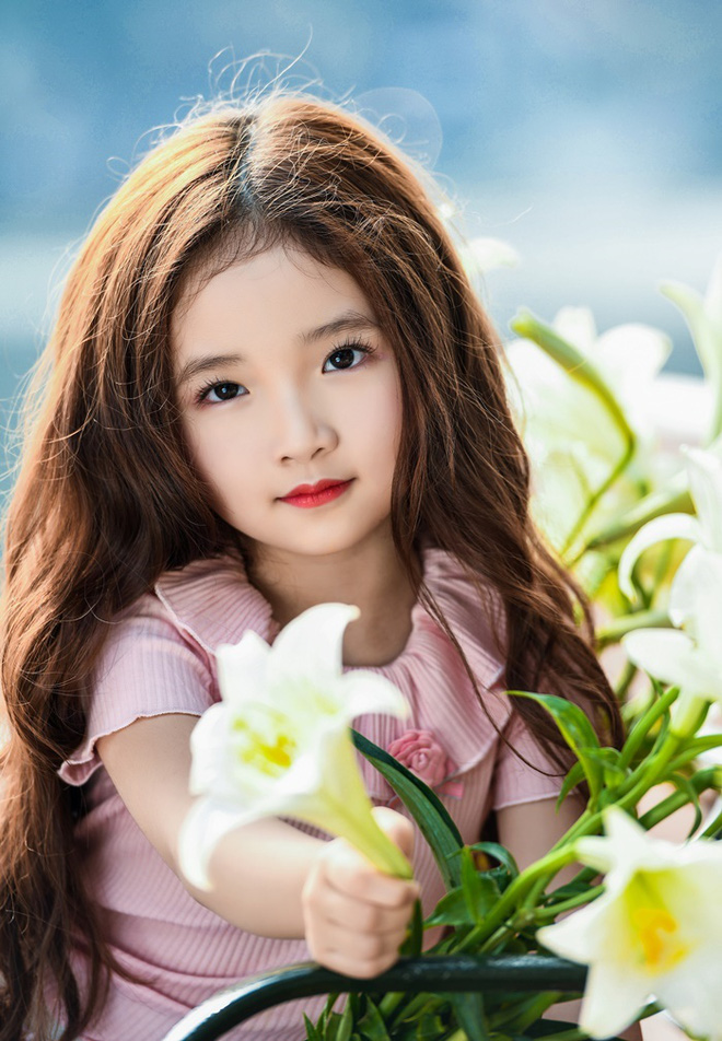 Vẻ đẹp mong manh của cô bé Hà Nội bên hoa loa kèn khiến cư dân mạng thổn thức - Ảnh 12.