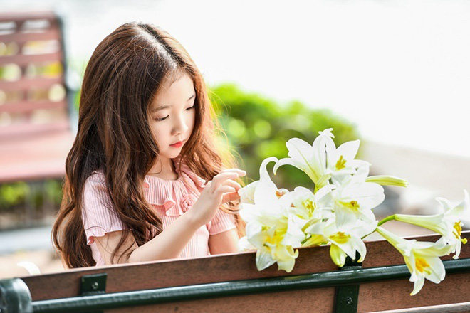 Vẻ đẹp mong manh của cô bé Hà Nội bên hoa loa kèn khiến cư dân mạng thổn thức - Ảnh 13.