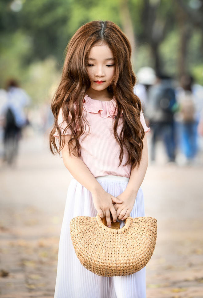 Vẻ đẹp mong manh của cô bé Hà Nội bên hoa loa kèn khiến cư dân mạng thổn thức - Ảnh 14.