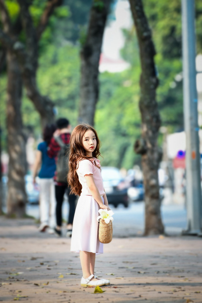 Vẻ đẹp mong manh của cô bé Hà Nội bên hoa loa kèn khiến cư dân mạng thổn thức - Ảnh 15.
