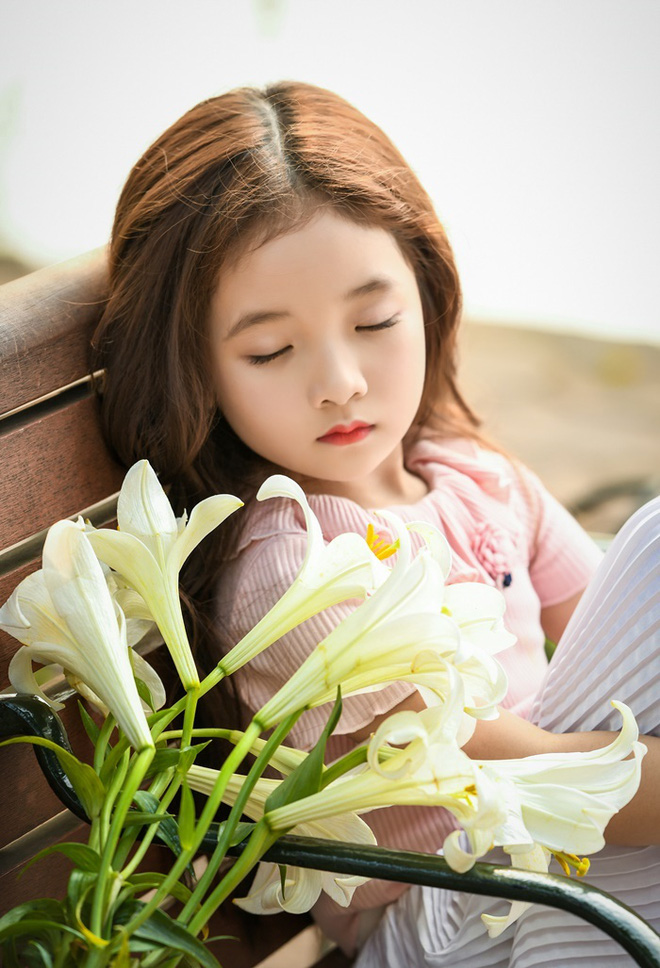 Vẻ đẹp mong manh của cô bé Hà Nội bên hoa loa kèn khiến cư dân mạng thổn thức - Ảnh 16.