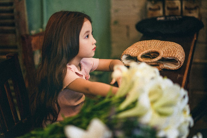 Vẻ đẹp mong manh của cô bé Hà Nội bên hoa loa kèn khiến cư dân mạng thổn thức - Ảnh 20.