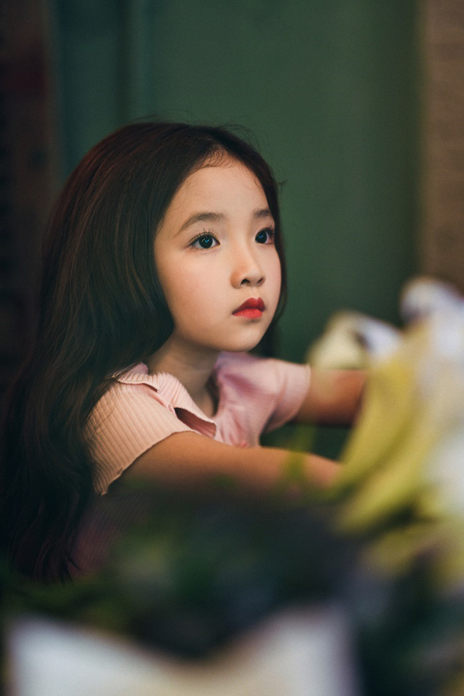 Vẻ đẹp mong manh của cô bé Hà Nội bên hoa loa kèn khiến cư dân mạng thổn thức - Ảnh 21.