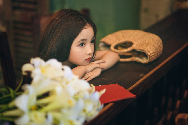 Vẻ đẹp mong manh của cô bé Hà Nội bên hoa loa kèn khiến cư dân mạng thổn thức - Ảnh 22.