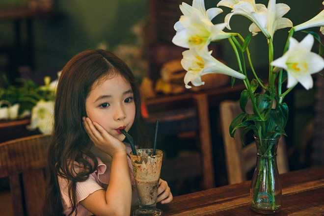 Vẻ đẹp mong manh của cô bé Hà Nội bên hoa loa kèn khiến cư dân mạng thổn thức - Ảnh 24.