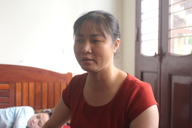  Bà Đinh Thị Hằng (mẹ chồng chị Phượng) trao đổi với PV Báo Gia đình & Xã hội. Ảnh: Đ.Tùy 