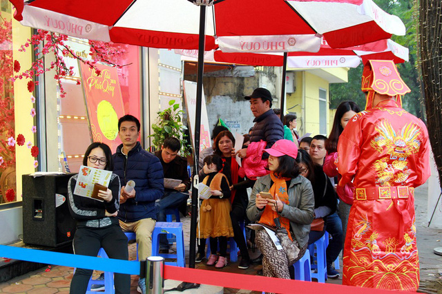 Tại cửa hàng vàng bạc Phú Quý (329, Cầu Giấy, Hà Nội) người dân xếp hàng chờ mua vàng từ sáng sớm
