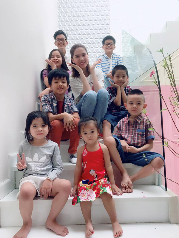 Ngọc Trinh có tới 9 đứa cháu. Cô cho rằng mình là nghệ sĩ có nhiều cháu nhất showbiz Việt.