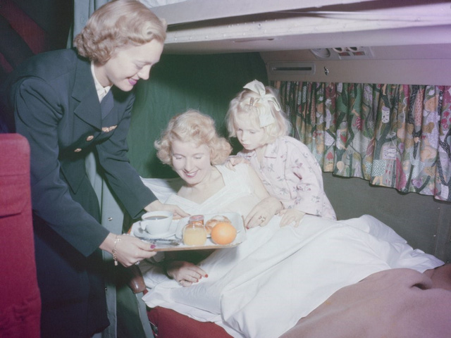 Ở thập niên 50, hành khách đi khoang giường nằm của máy bay DC-6 đang được phục vụ bữa ăn sáng… tại giường.