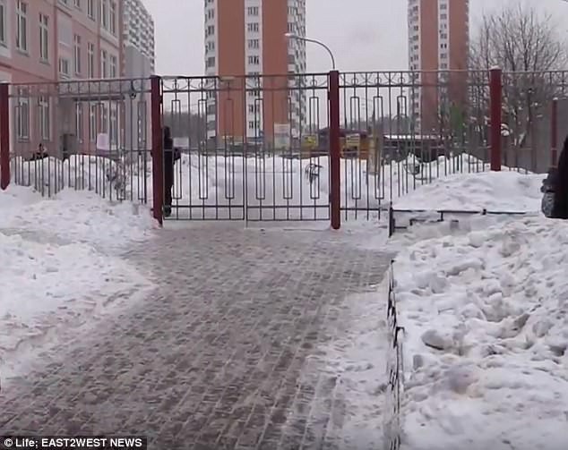 Sự việc xảy ra tại một trường mẫu giáo tại thủ đô Moscow, Nga hôm 16/2 vừa qua khi nhiệt độ ngoài trời hạ thấp xuống còn âm 5 độ C.