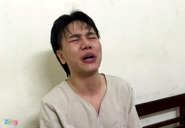  Châu Việt Cường đã khóc và ôm chầm lấy vợ khi cô đến thăm. Anh có một con gái. Ảnh: Mai Hương. 
