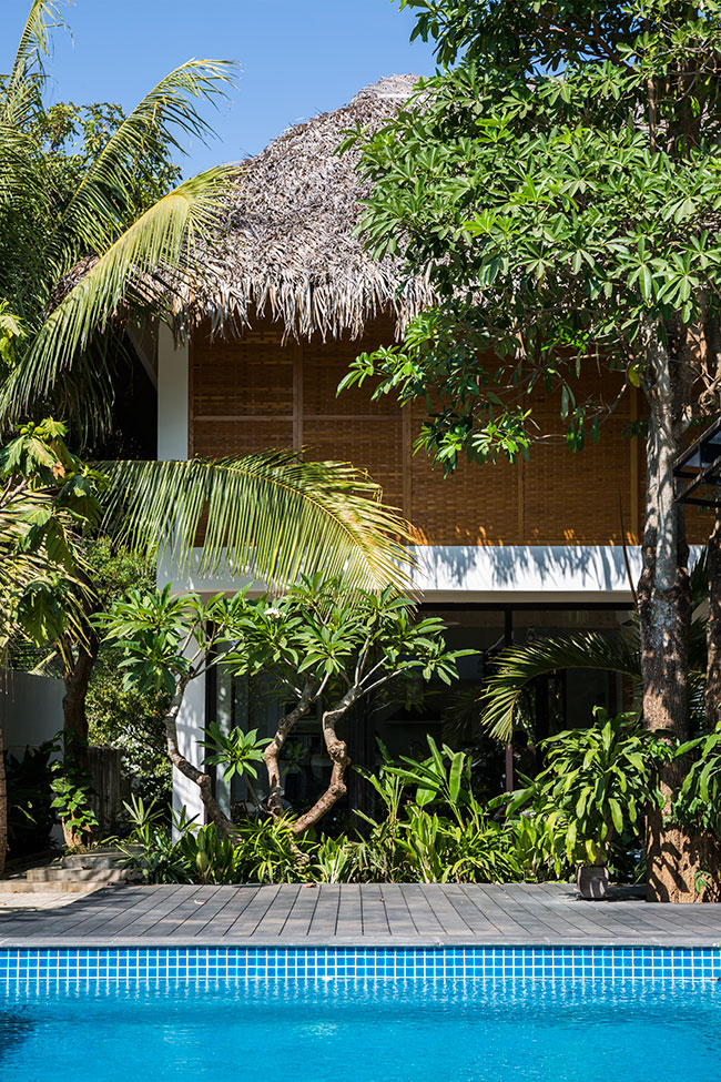 Mê mẩn với ngôi nhà vườn lợp mái lá dừa đẹp ngang khu nghỉ dưỡng cao cấp ở Trà Vinh - Ảnh 1.