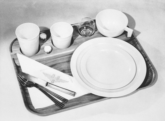 Khay đồ ăn tối được chuẩn bị khác biệt hẳn so với những năm 60 sau đó với dao nĩa bằng kim loại, đĩa và cốc uống nước bằng sứ, thủy tinh không khác gì khi dùng bữa dưới mặt đất.