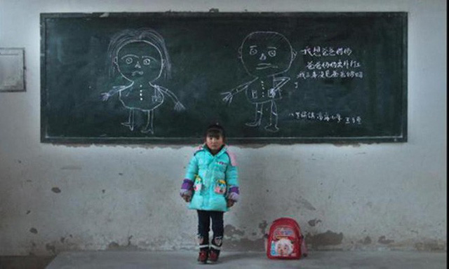 Còn bé Wang Zixuan, 8 tuổi, lại rất nhờ bố mẹ vì họ đã đi làm xa 3 năm nay chưa thấy trở về.