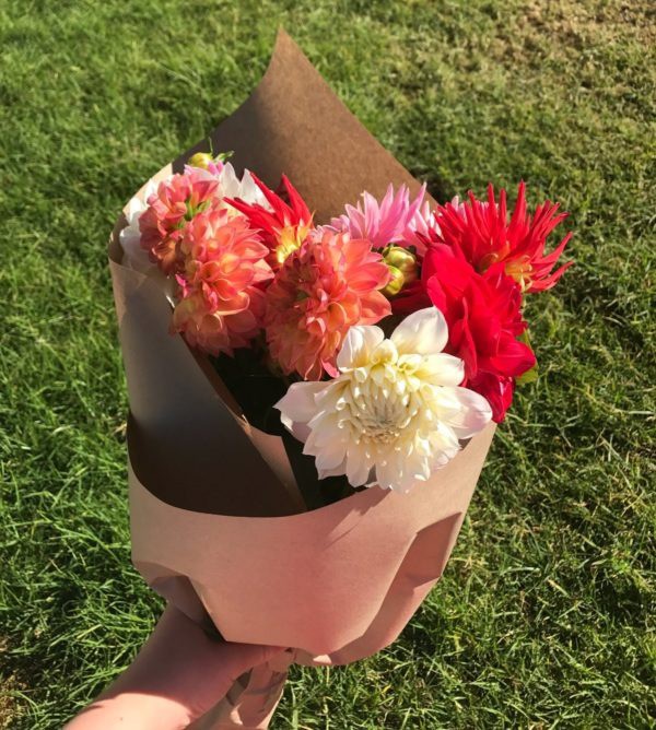 Đừng đợi người khác tặng, phụ nữ nếu thích cứ ra hàng hoa tự mua cho mình một bó hoa - Ảnh 1.