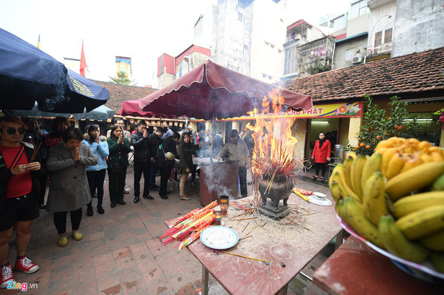Tối mùng 8 tháng Giêng, chùa tổ chức lễ khoá sao La Hầu. Ngay từ đầu giờ chiều, đã có hàng trăm người đến làm lễ sớm.
