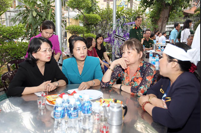 Phó Chủ tịch nước Đặng Thị Ngọc Thịnh (trái) và bà Trần Kim Yến (Bí thư quận 1) thăm hỏi gia đình nữ chủ tịch phường Nguyễn Thái Bình, quận 1, TP HCM.