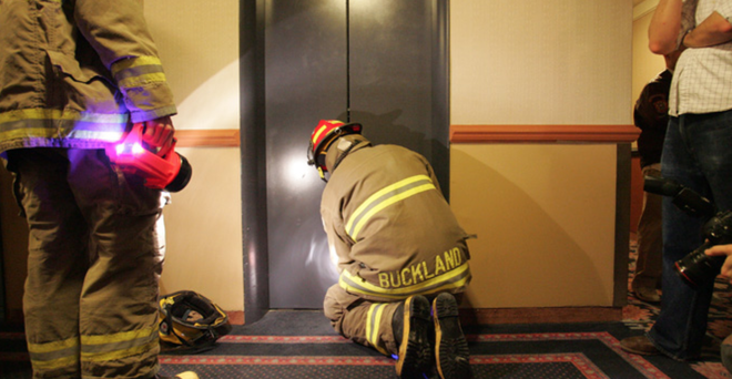 Khi thang máy gặp sự cố, đây là bí quyết sống còn mà bạn cần phải thuộc nằm lòng - Ảnh 4.