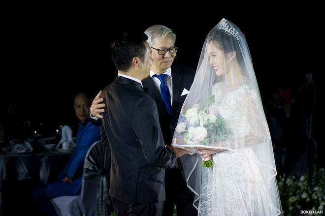 Cận cảnh đám cưới kỳ công xanh màu đại dương của Shark Hưng (Thương vụ bạc tỷ) và cô dâu Á hậu - Ảnh 12.