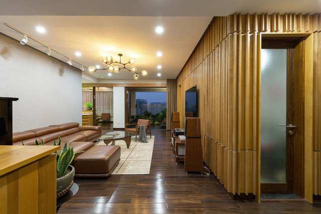 Không gian trong nhà hiện đại và ấm cúng với nội thất gỗ, da.