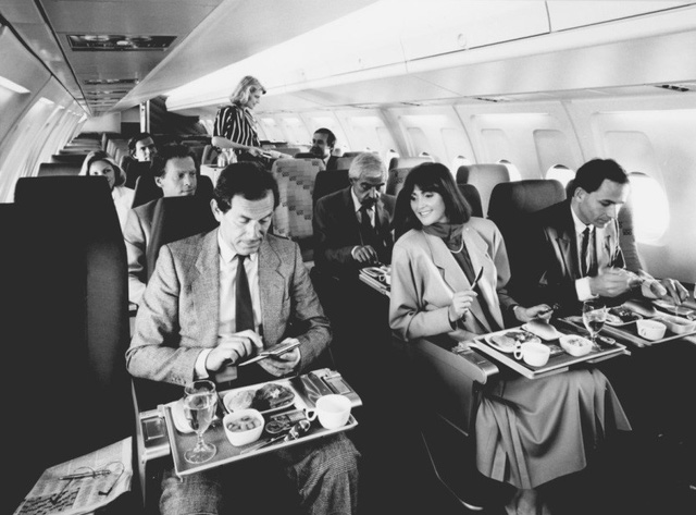 Sang đến thập niên 80, các bữa ăn trên máy bay đã bị cắt giảm độ sang trọng của mình đi rất nhiều lần và trở nên khá tương đồng với các suất ăn của các hãng hàng không hiện đại ngày nay.