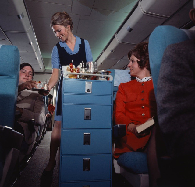 Nhưng ở thời điểm thập niên 80 thì ít nhất hành khách vẫn được phục vụ Cocktails.