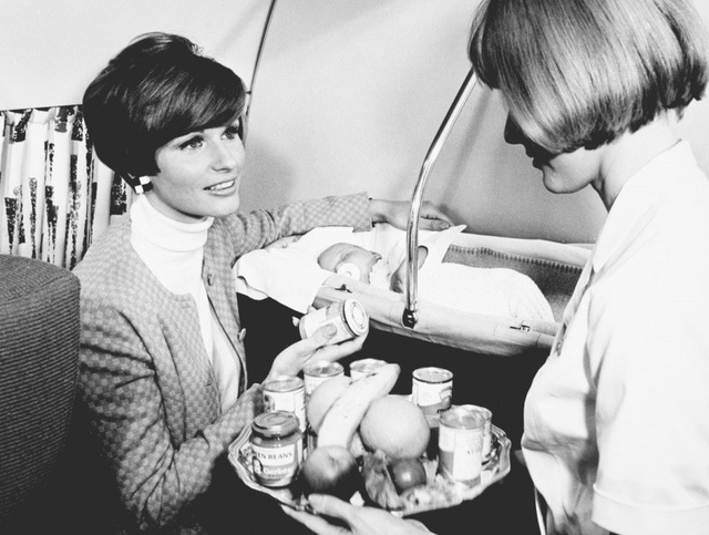 Hình ảnh một người phụ nữ với em bé của mình trong chuyến bay năm 1968 đang yêu cầu tiếp viên mang đến cho mình một lọ thức ăn dành cho trẻ em. Đây cũng là năm mà hãng hàng không Scandinavian Airlines bắt đầu mở thêm dịch vụ cho khách hàng là trẻ em.