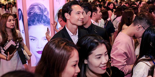 Hộ tống Hồ Ngọc Hà đi sự kiện này chính là bạn trai Kim Lý . Nam diễn viên Hương Ga đứng từ xa quan sát để người yêu có thể thoải mái chụp hình với đồng nghiệp, khán giả hâm mộ.