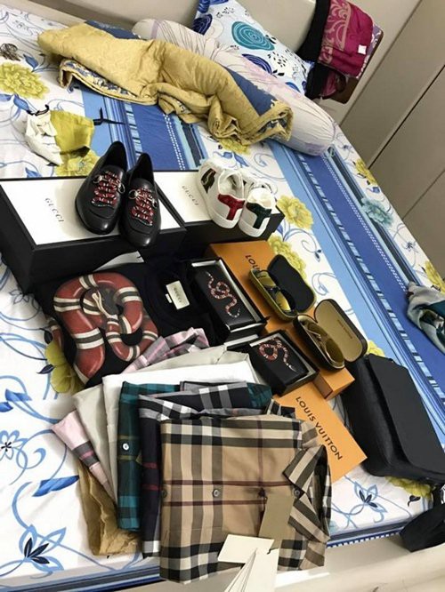 Kính, giày, áo... của Gucci và Louis Vuitton để đầy giường