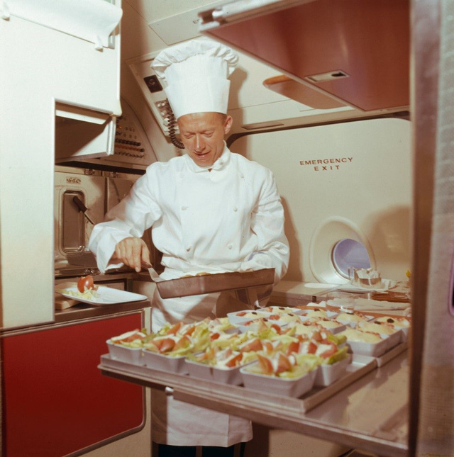 Bức ảnh này được chụp ở thập niên 70, cho thấy một bếp trưởng đang chuẩn bị thức ăn trong “nhà bếp” ngay trên máy bay.