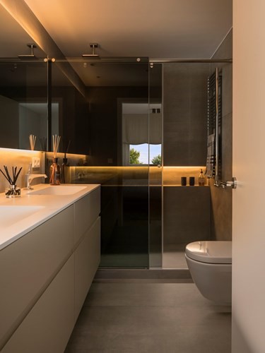 Với phòng tắm đồ nội thất gỗ có sự lựa chọn kỹ lưỡng hơn, chủ nhà đã chọn loại chất liệu gỗ không thấm nước, dùng làm bồn rửa.