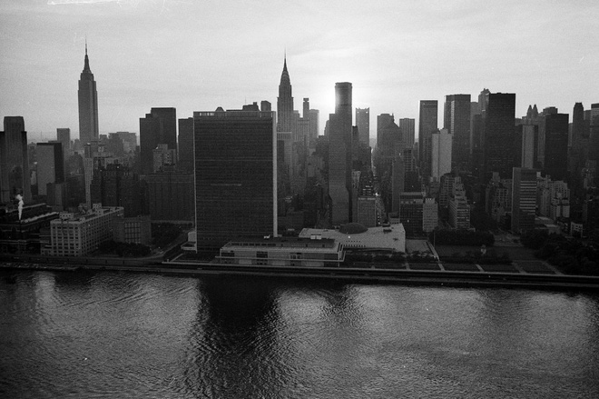  Sau 24 giờ mất điện, cuối cùng ánh sáng đã trở lại thành phố. Tuy nhiên, ngay cả khi không có điện, tầm nhìn Manhattan trên dòng sông Đông vẫn là một khung cảnh tuyệt vời. 