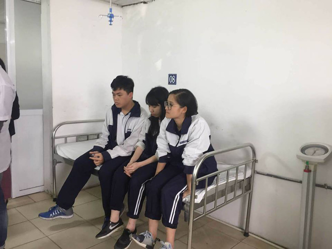Vụ sập vữa trần khiến 3 học sinh bị thương: Chuyển gấp học sinh sang phòng thí nghiệm học tạm - Ảnh 4.