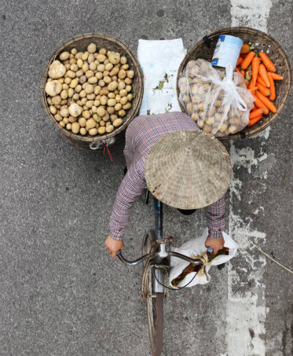 Khách Tây: Hiếm khi thấy phụ nữ Việt ngồi không/Khách Tây: Hiếm lúc nào thấy phụ nữ Việt ngơi tay làm việc - 2