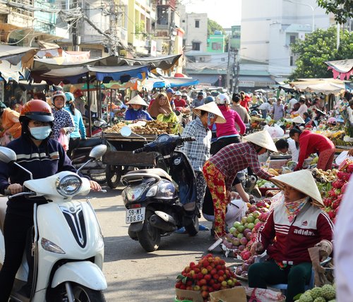 Khách Tây: Hiếm khi thấy phụ nữ Việt ngồi không/Khách Tây: Hiếm lúc nào thấy phụ nữ Việt ngơi tay làm việc - 1