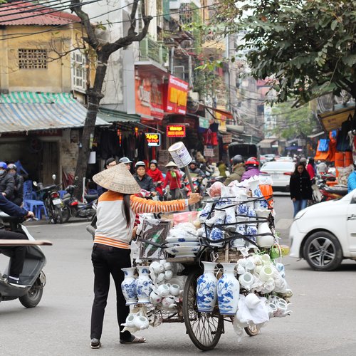 Khách Tây: Hiếm khi thấy phụ nữ Việt ngồi không/Khách Tây: Hiếm lúc nào thấy phụ nữ Việt ngơi tay làm việc