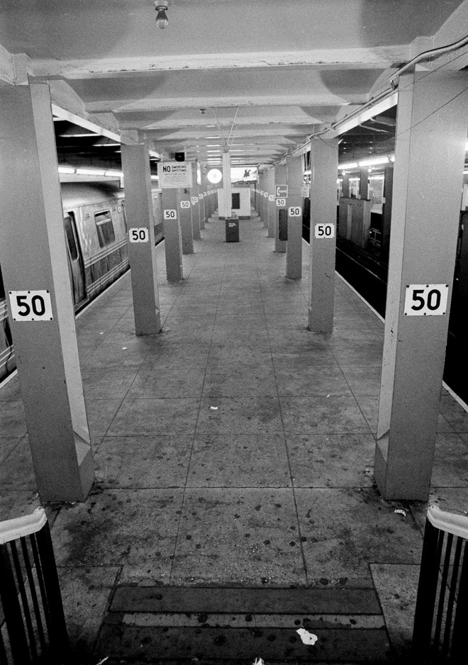  Nhà chờ tàu điện ngầm ở Trung tâm Rockefeller hoàn toàn vắng vẻ lúc 5 giờ chiều, nơi vốn ồn ào với tràn ngập người đi làm sau giờ cao điểm. 