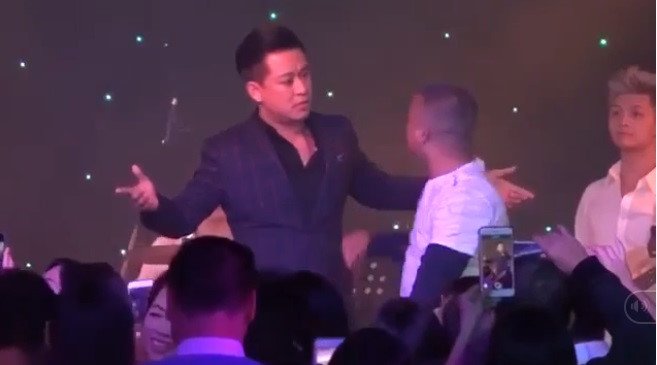 Bi giat micro va duoi xuong khi dang hat, Tuan Hung len tieng hinh anh 1