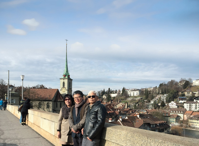  GS Ngô Bảo Châu cùng bố mẹ trong một kỳ nghỉ tại châu Âu.Ảnh: NVCC 