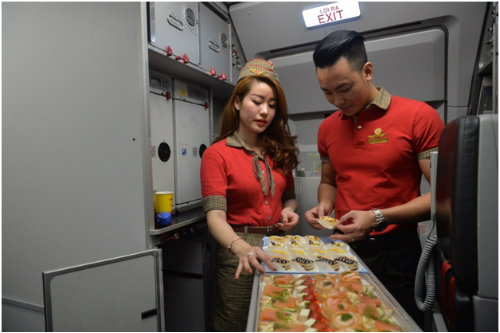 Các tiếp viên trẻ trung, xinh đẹp của Vietjet sẵn sàng phục vụ những người hùng của đất nước những món ăn nóng sốt, tươi ngon trên chuyến bay trở về nhà