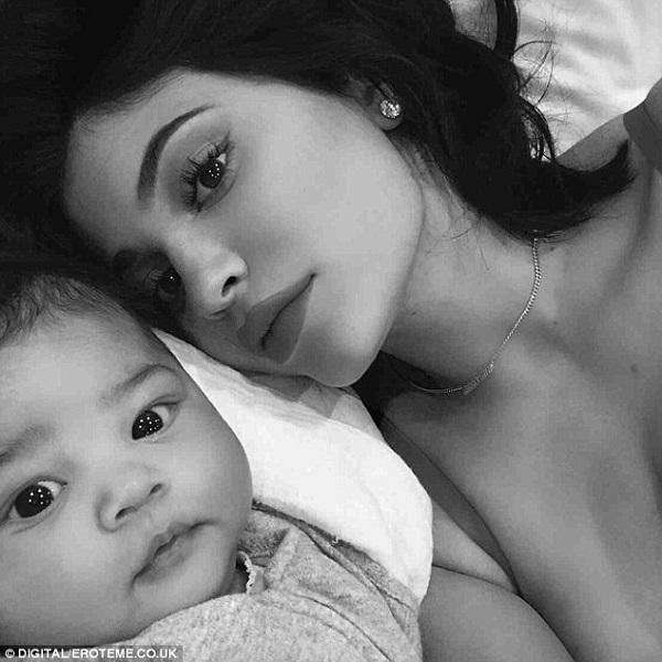 Người mẫu trẻ Kylie Jenner đã trở thành mẹ của cô con gái xinh xắn Stormi khi mới chỉ 21 tuổi.