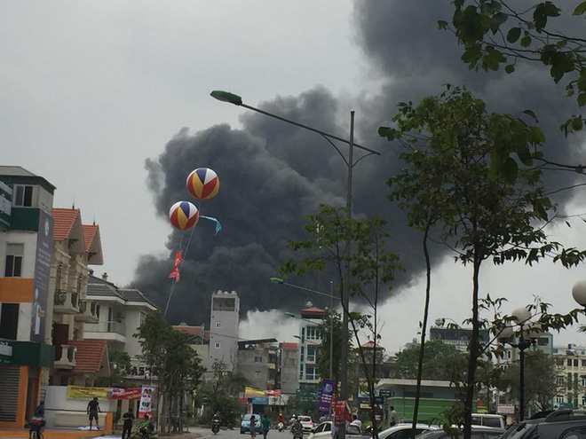 Đang cháy lớn ở chợ Quang, cột khói đen bốc cao hàng trăm mét - Ảnh 1.